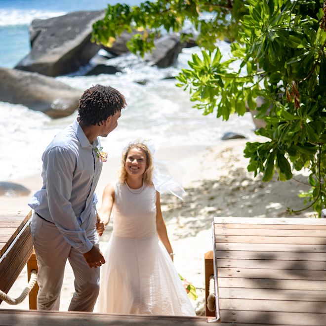 Cặp đôi tận hưởng một ngày trên bãi biển