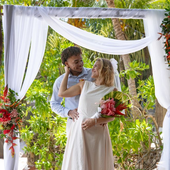 Cặp đôi mỉm cười trong ngày cưới ở bãi biển