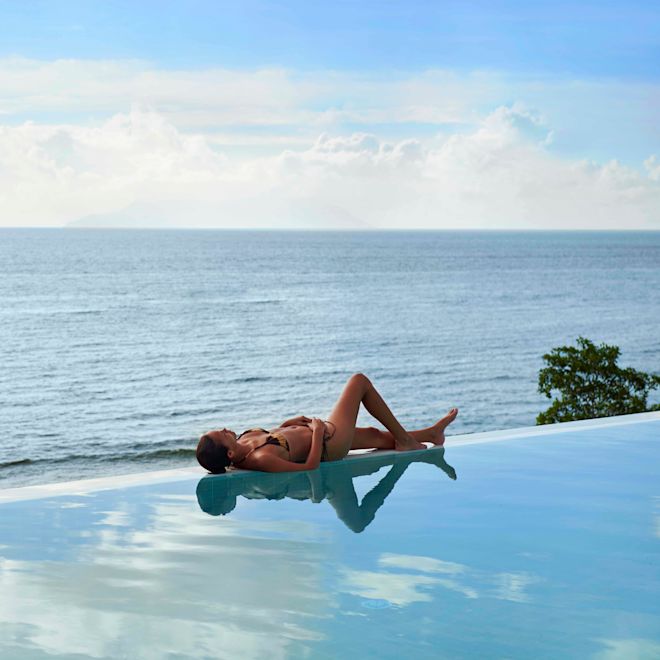 Wanita Bersantai di Kolam Renang