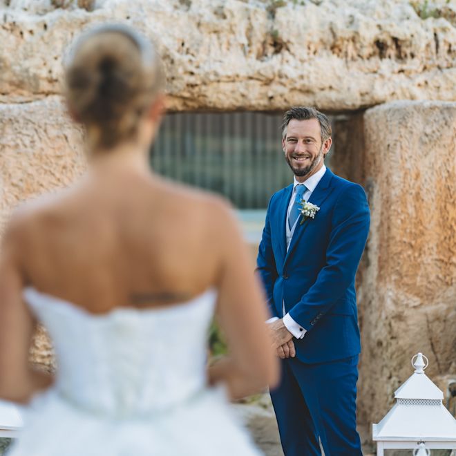 Mușcă mergând spre mirele zâmbitor