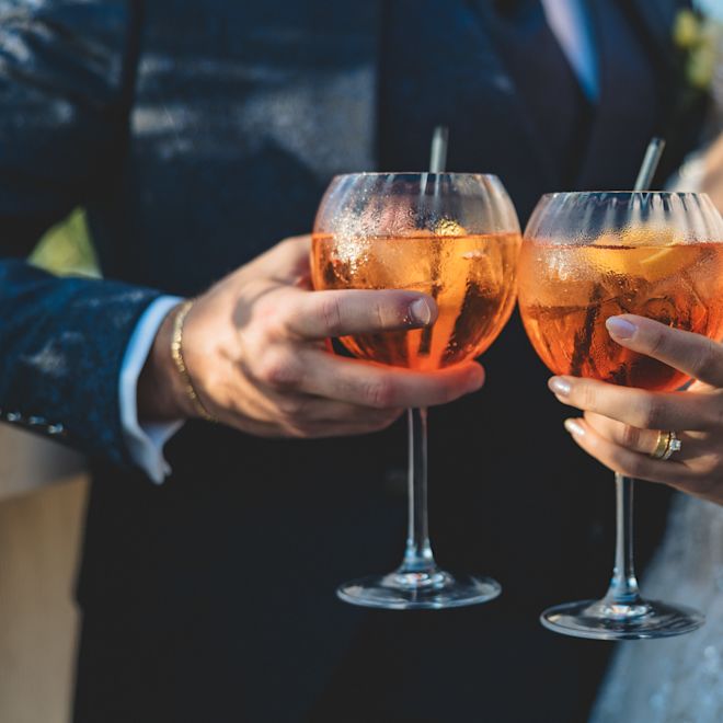 Mireasă și mire ținând în mâini băuturi