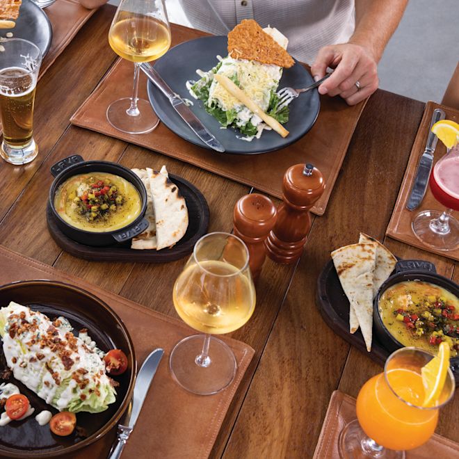 Speisen auf einem Tisch mit Getränken und Personen