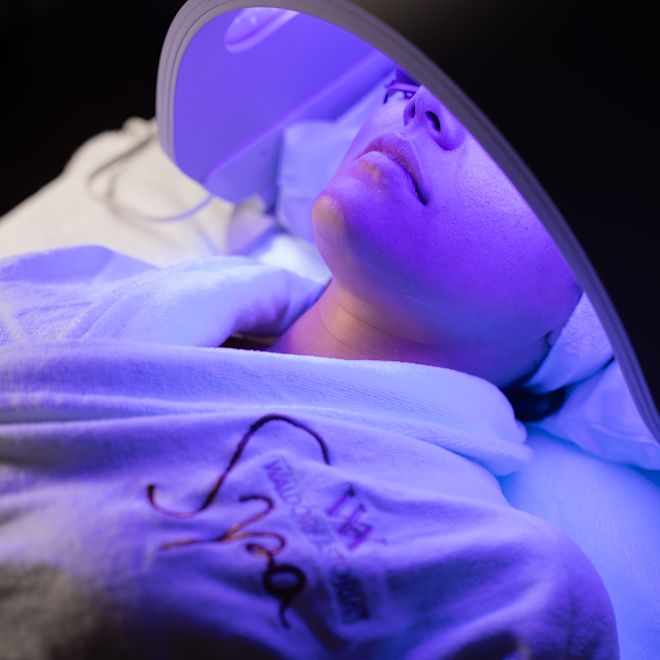 spa, client recevant un soin de lumière faciale