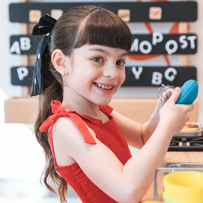 petite fille jouant au club pour enfants