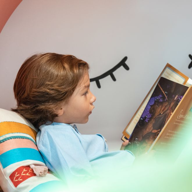 petit garçon lisant dans le club pour enfants