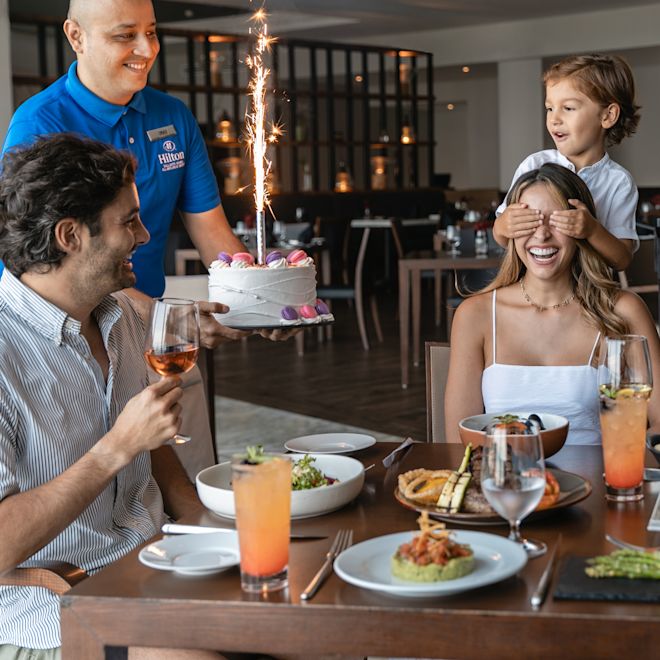 doğum gününü pastayla kutlayan aile