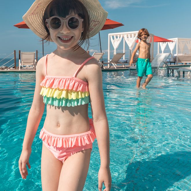 enfants jouant dans la piscine extérieure