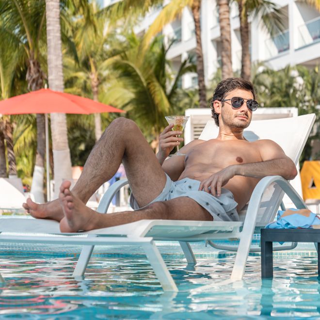 misafir havuz kenarında dinleniyor