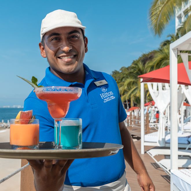 açık yüzme havuzunda içecek servis eden garson