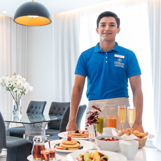 personnel de l'hôtel proposant le service d'étage, le petit déjeuner