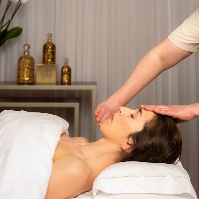 Femeie care își face un masaj facial la spa