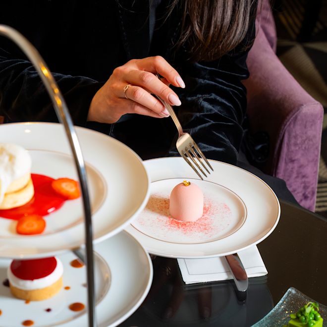 Femeie bucurându-se de desert într-un restaurant