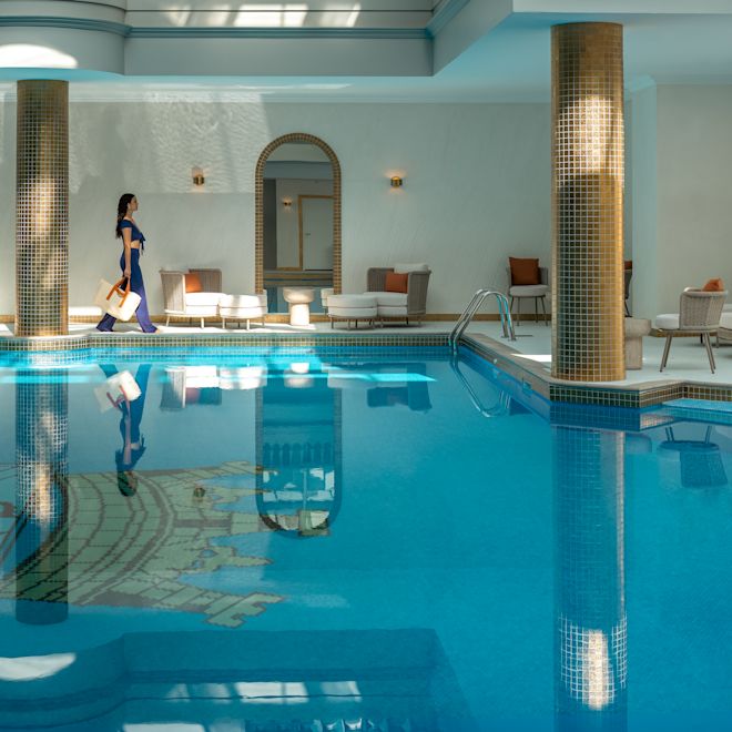 Femeie mergând pe o piscină rotundă