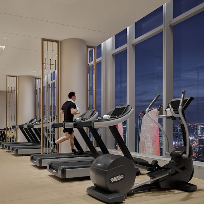 健身中心，跑步机上的宾客