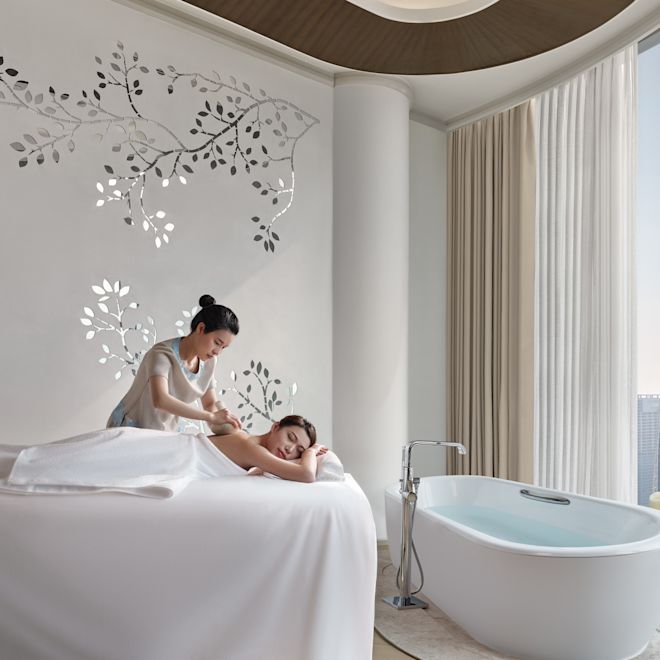 在水疗中心享受按摩的宾客