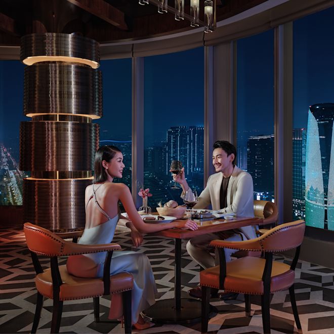 在限量版烧烤餐厅享用晚餐的宾客