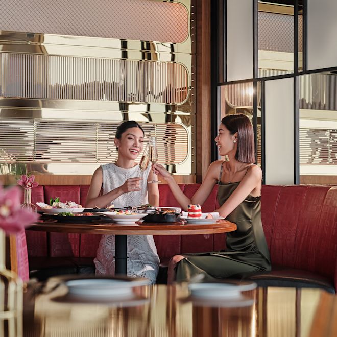 宾客在限量版烧烤餐厅品尝香槟和早午餐