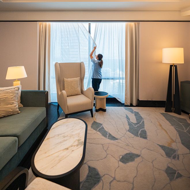 客室でシアーを閉じる女性