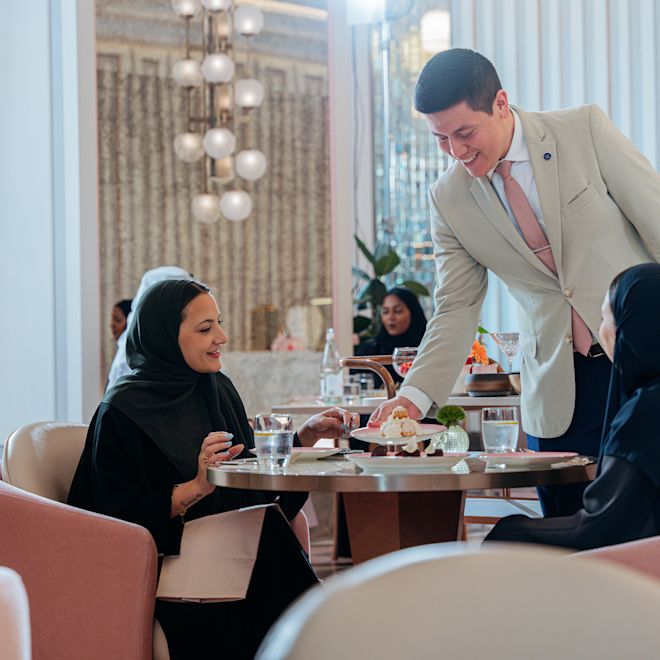 レストラン「ルドゥー」でお食事をされるお客様