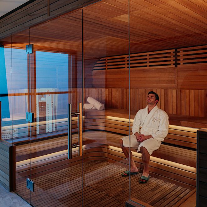 personne assise dans le sauna