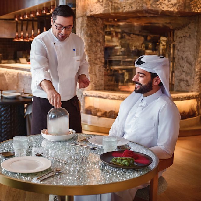 レストランエリアに座り、スタッフが常駐する男女