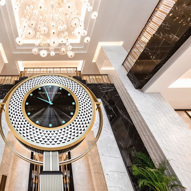 ロビーの大きな目覚まし時計とシャンデリア