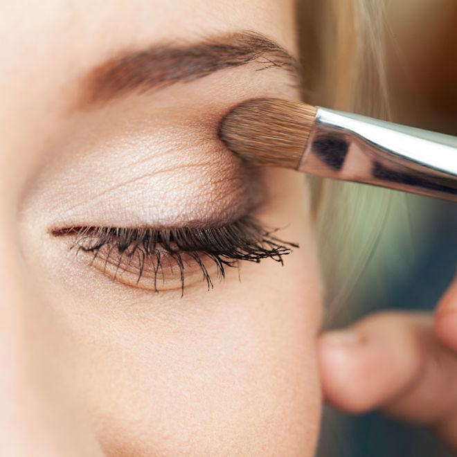 Tampilan dekat mata dengan riasan