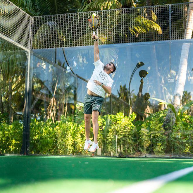 Mann beim Tennisspielen