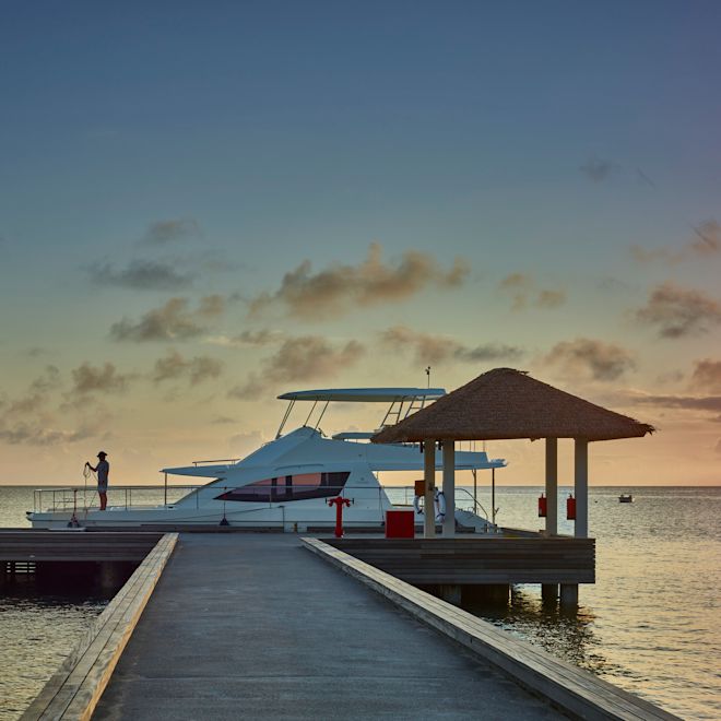 Touristenaktivitäten – Boot am Pier angedockt