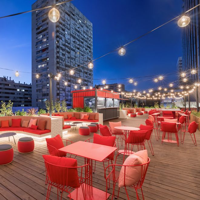 Camión de comidas y terraza Planta Z