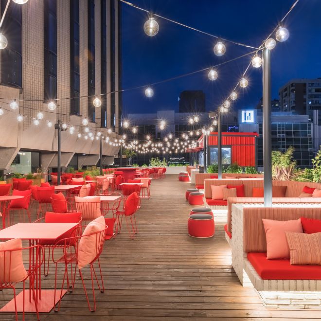 Camión de comidas y terraza Planta Z