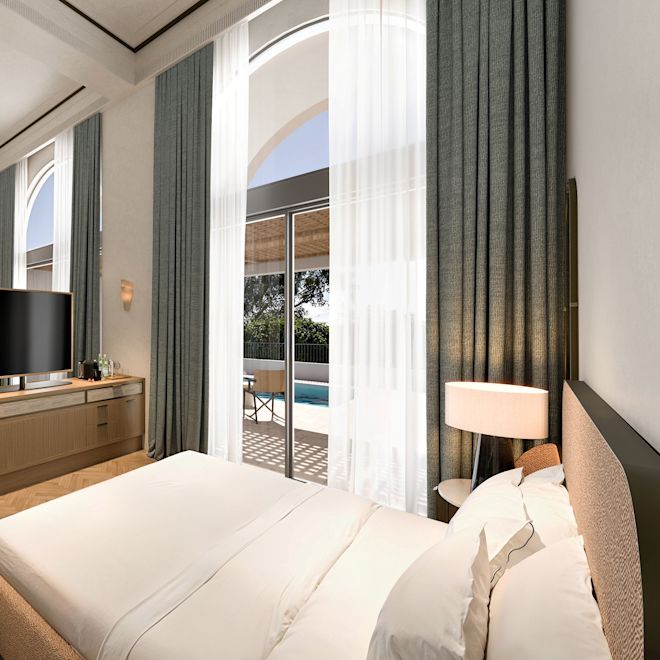 เตียงในห้องพักพร้อมทีวี ต้นไม้ และระเบียงเหนือศีรษะ