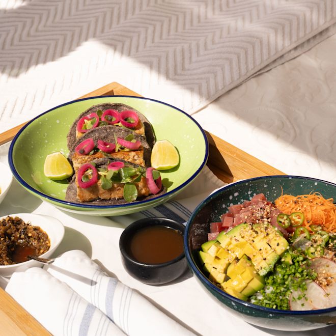 Două preparate Signature Dishes cu sosuri pe masă la restaurantul Ultramar