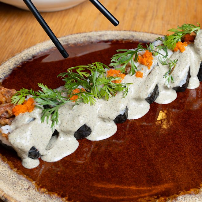 Mâncare cu sos pe o farfurie la restaurantul Ukai