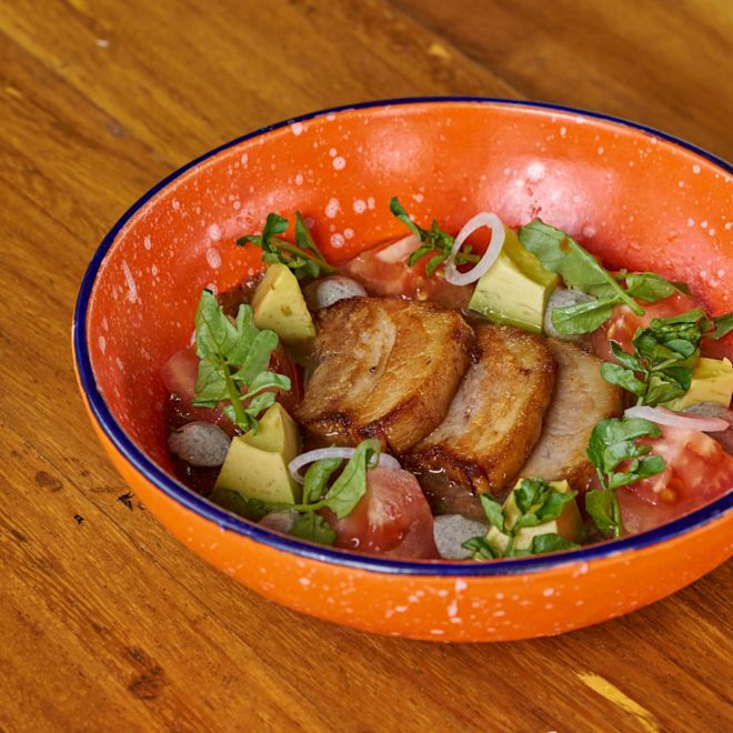 Carne într-un vas la restaurantul Chiringuito