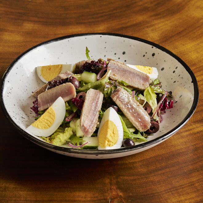 Salată cu carne și ou pe farfurie la restaurantul Ultramar