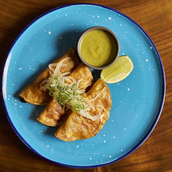 Tacos și sos pe o farfurie la restaurantul Ultramar