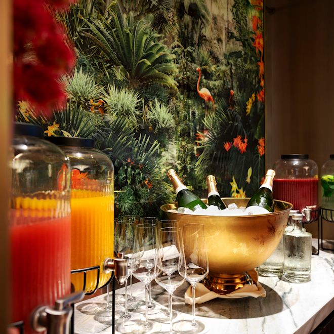 Prima colazione a buffet, mimosa e tavolo per drink