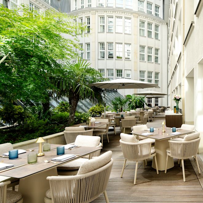 patio ristorante per la prima colazione, tavoli da pranzo, ombrelloni, alberi