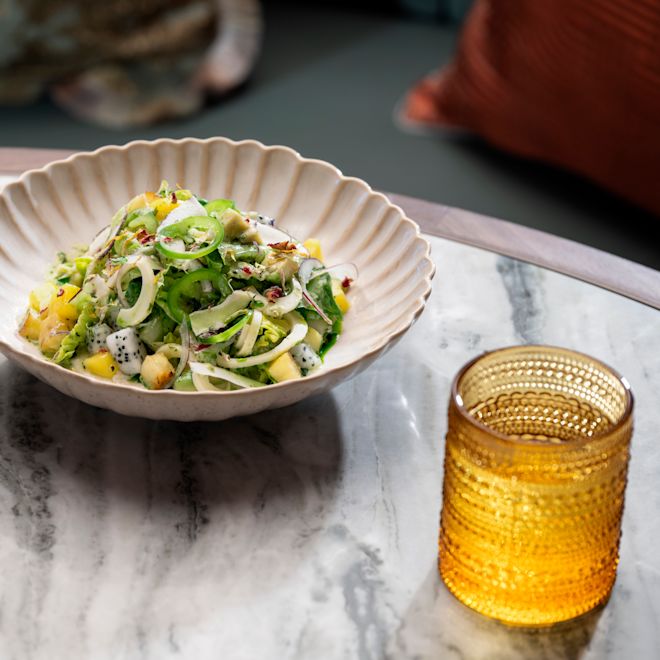 Ristorante GRETA OTO Hamburg, insalata, bicchiere d'acqua