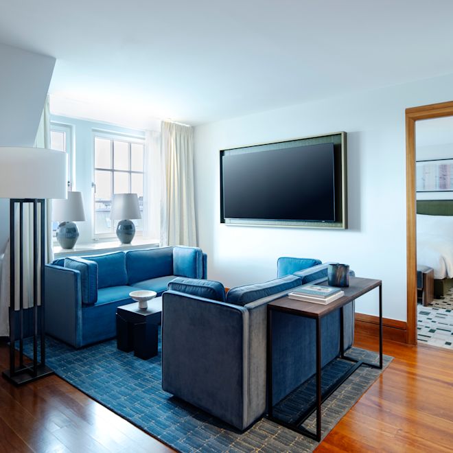 camera - Salotto, divani, TV, tavolo da pranzo, ingresso della camera da letto