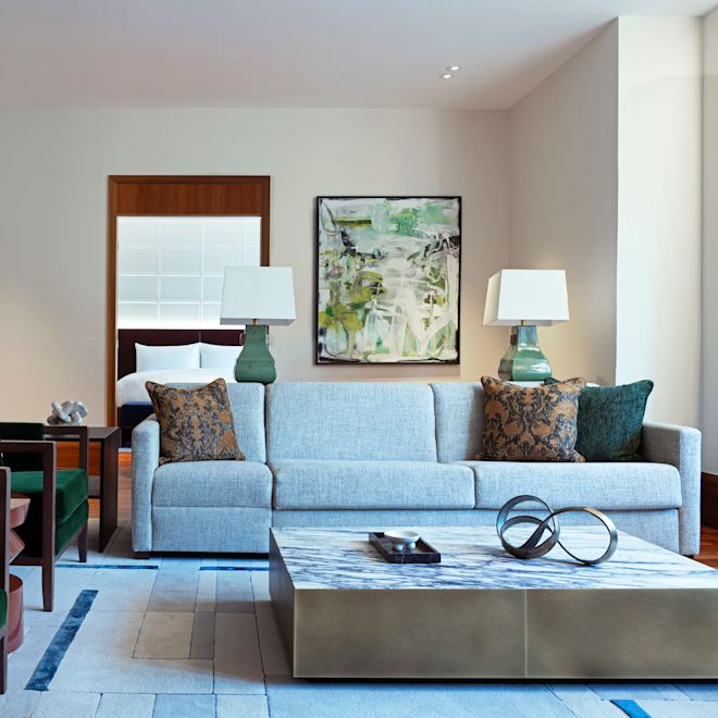 Suite - Salotto, sedie, tavolino, divano, ingresso della camera da letto