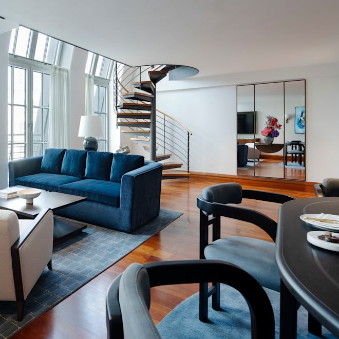 Suite - Zona soggiorno, divano, tavolino, sedie, tavolo da pranzo, scala a chiocciola