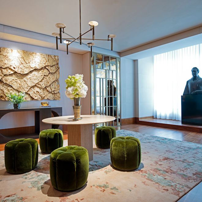 lobby dell'hotel, atterraggio con ascensore, tavoli, fiori