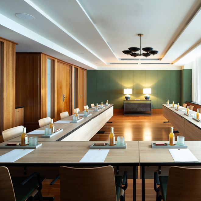 Sala meeting 5, tavolo con bevande