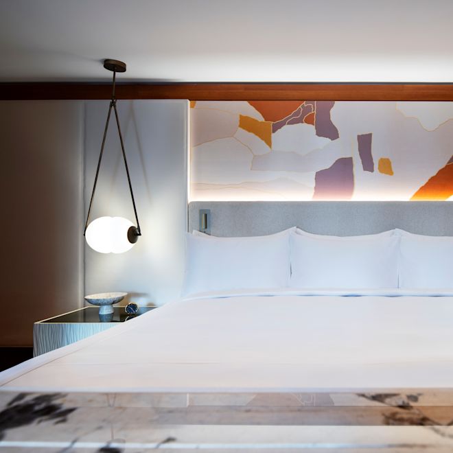 Suite Presidential con letto king size, lampade appese, tavoli da notte