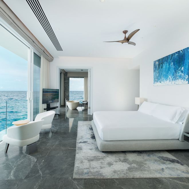 chambre avec très grand lit et vue sur l'extérieur