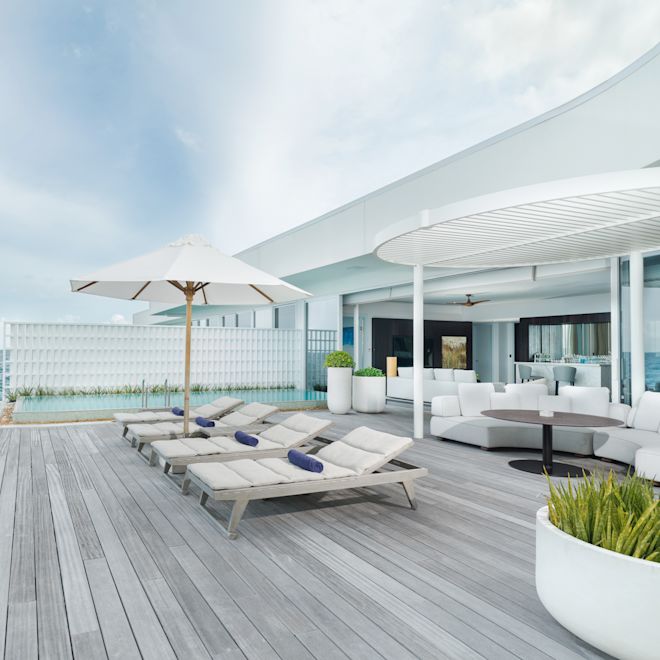 espace salon extérieur et piscine privée