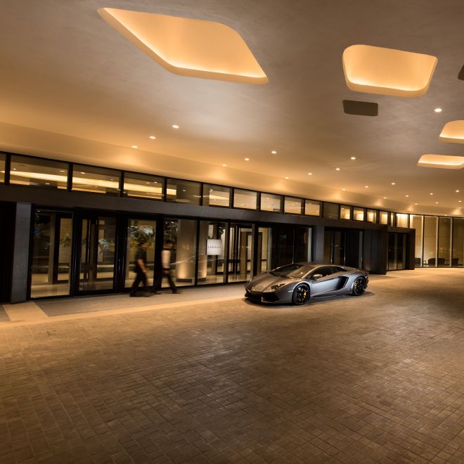 Auto sportiva parcheggiata sulla strada dell'hotel
