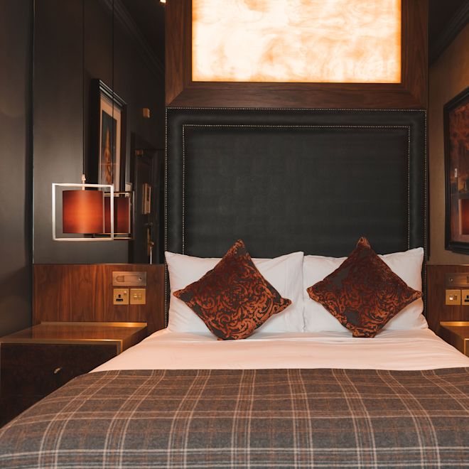 Queen Carraige Room